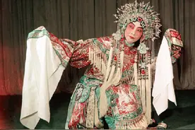 1949年，梅兰芳扮上舞台装引性别争议，毛主席：你们这可是犯错误图片