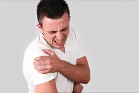 怎么知道肩膀脱臼了，去医院之前怎么处理？医生告诉你图片