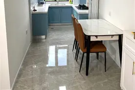 装修时不顾家人反对，坚持给厨房装折叠门，入住后发现真的很实用图片