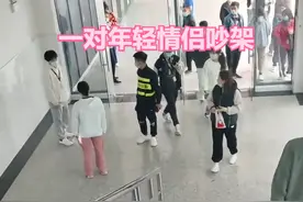女孩当众跪求男友不要分手，换来男生直接转身离去！网友：不值得图片