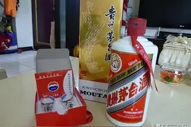 茅台瓶口的两颗玻璃珠，只为提升包装成本？老酒友：真是孤陋寡闻图片