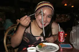 菲律宾的蛆，200元一斤还抢着吃，为何东南亚人对虫子情有独钟？图片