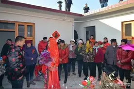 农村49岁单身女子嫁给23岁小伙，陪嫁60万元，小伙太幸运了图片