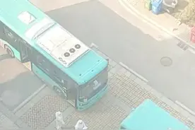 大巴车来我们小区拉人了图片