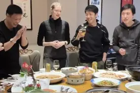 撒贝宁回武汉带妻子参加饭局，李白疑不懂中国酒桌文化而不悦图片