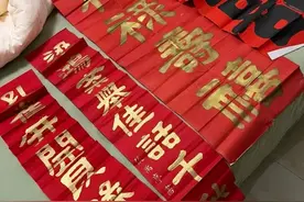 见字如面！爷爷去世前悄悄为孙女写好结婚对联图片