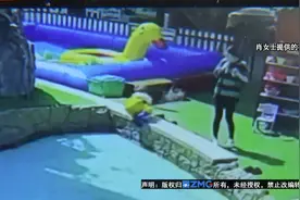 三岁小孩水里摸鱼 流浪猫一脚“飞踹”图片