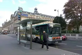 想去“公交车站”，英语说成bus station，老外知道是哪儿吗？图片