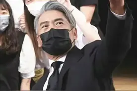 66岁周润发罕见亮相，穿西装英气不减，和粉丝合影无助理保镖图片