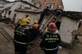 浙江金华：93岁大爷不听劝阻上房修瓦被困图片