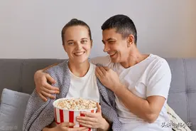 中年男女的“暧昧”，是在这3种接触中开始的图片