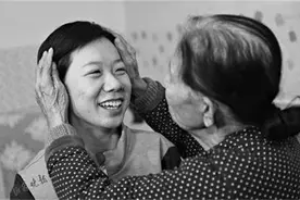 山西老人捡废品20余年，抚养独臂女弃婴，如今她是国家二级运动员图片