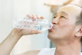 身体出现4个表现，有可能是糖尿病，发现了别硬撑，要“控”糖图片