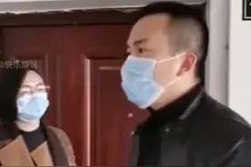 女子大姨妈走了想让男友陪自己，男友立马买来花圈，竟遭一顿暴打图片