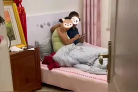 公婆在房间秀恩爱，儿媳推门而入吓得俩人忙分开，婆婆尴尬捂嘴笑图片