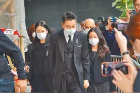 天王刘德华（华仔）1家3口同框 现身亡父灵堂图片