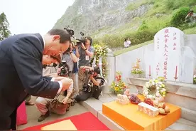 1996年，蒋介石后人回溪口祭祖，花30元买票，跪倒在曾祖母墓前图片