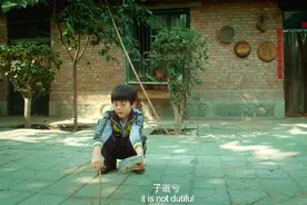 5岁的孩子撑起一个破碎的家，父亲瘫痪继母出走，他靠捡瓶子赚钱图片