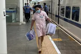 小宝宝在梧州南站的动车上平安出生，热心网友：不如就叫“高才生”图片