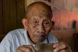震惊中央！湖南108岁老农求医，体内查出5颗子弹，曝光其77年身份图片