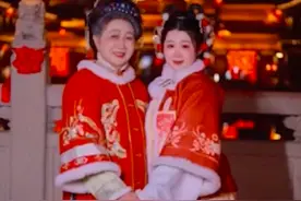 孙女带77岁奶奶在古城拍汉服写真，摄影师：拍过的母女很多，奶奶孙女是第一次，拍照过程中回到了古代图片