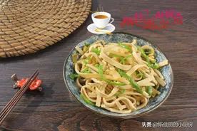 青椒和它俩是绝配，5分钟出锅便宜又鲜美，简单又营养，总吃不腻图片