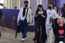 阚清子参加活动引争议，玩手机走路要人扶，额头鼓起五官大变样图片