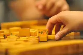 棋牌室之打牌的女人图片