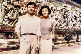 1956年，章含之和洪君彦约会，站在北海九龙壁前，拍下了一张合影图片