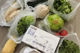 上海浦东新区今天发猪蹄了，不分外地人和本地人，每家都有图片
