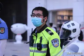 面包车司机开车分神，30岁辅警处警时被撞因公牺牲……他的生命短暂但光华耀眼图片