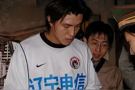他曾是国足头号射手，与空姐妻子离婚，独自抚养儿子，45岁仍单身图片