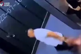 女子被男子拖拽进厕所隔间 双方是什么关系重要吗？图片