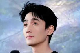 朱一龙佩戴萧邦腕表与珠宝，出席电影《消失的她》北京首映礼图片