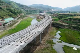 灵华高速建设再取新突破，汭河特大桥预制箱梁全部架设完成图片