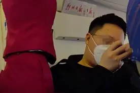 空姐整理行李架，其曼妙身姿吸引一男子，男子的手有点不安分了图片
