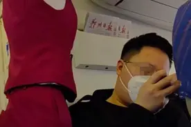 空姐整理行李架，其曼妙身姿吸引一男子，男子的手有点不安分了图片