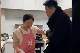 裤子上的油渍被洗掉，浙江女婿搂着丈母娘撒娇：没有你我可怎么办图片