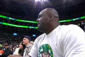 冲上热搜！36岁大宝贝占球迷座位被曝光，NBA球员的脸让他丢尽了图片