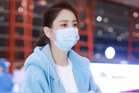 佟丽娅这身造型好粉嫩，天蓝色小熊外套配粉色暖手宝，少女心满满图片