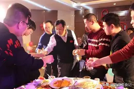 同样是喝酒，为啥领导第二天照常上班，精神也好？是因为酒量高吗图片