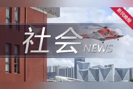 男孩“热昏头”乘错车迷路 驾驶员将他送回家图片