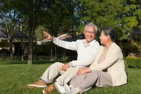 老公当上门女婿，婚后婆婆给我一个存折，听完老公一番话，我哭了图片