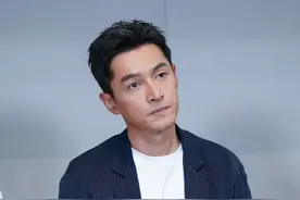 胡歌再次深夜发文，称对不起好多人，配图晒出右眼伤疤图片