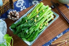 为啥饭店做的白灼菜心，颜色翠绿还好吃，原来焯水时有1个妙招图片
