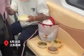 地铁上一大爷自带饭菜占座开吃图片