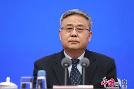 银保监会主席郭树清：不赞成单边发起的金融制裁图片
