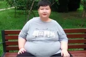 超级小胖徐周磊：一餐18桶泡面死后浑身冒水，生前一个习惯很不好图片
