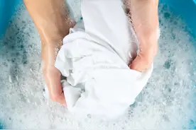 洗衣服时放上2粒，不管多脏的衣服，都能干净如新，省钱又省力图片