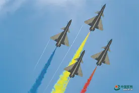 劲舞蓝天 传递友谊——空军八一飞行表演队在第16届兰卡威国际海事和航空展精彩亮相图片